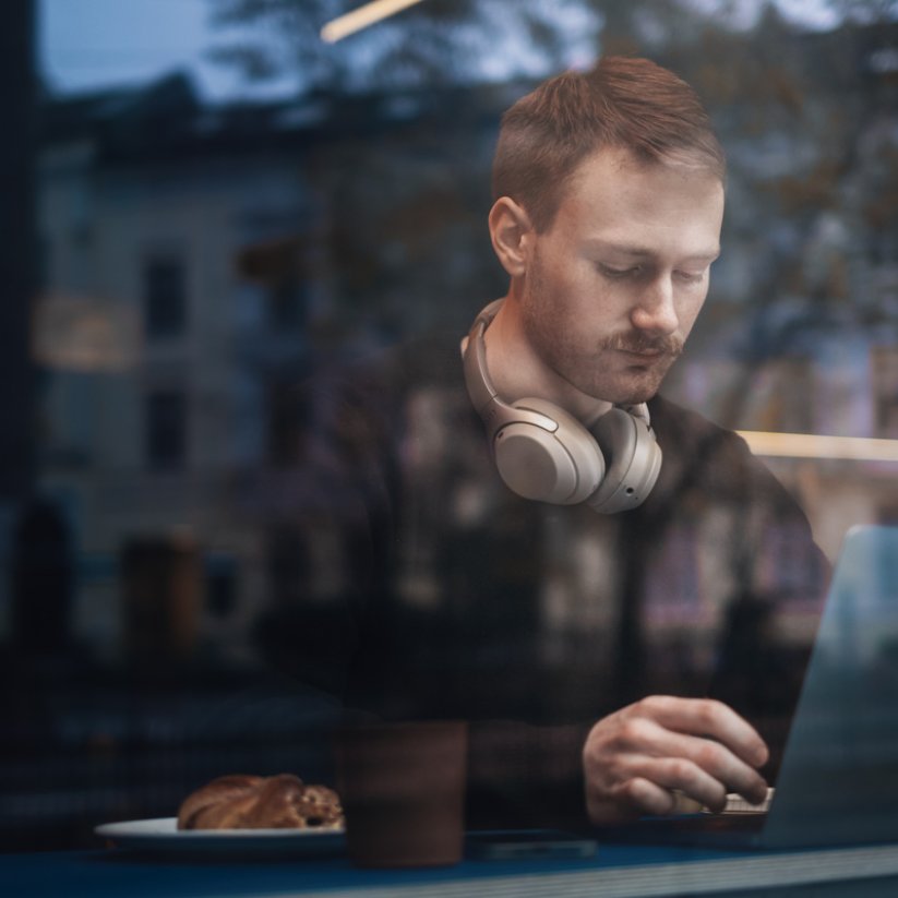 Student på kafe med datamaskin