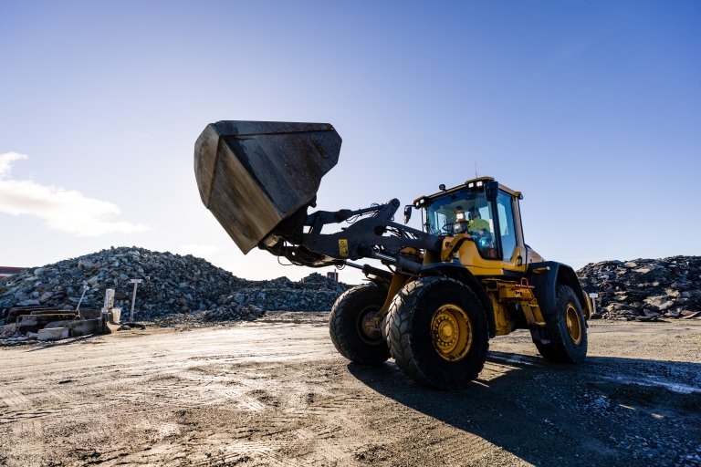 Bilde av en av O. Hansen & Sønner AS sine gravemaskiner i drift.
