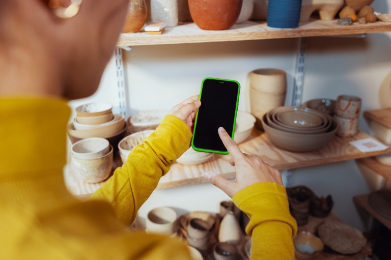 En person som åpner mobilen sin